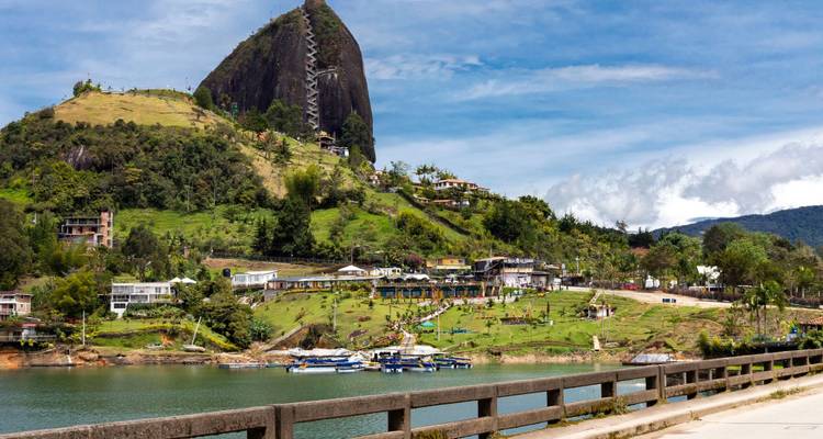 El Peñón de Guatapé avec vue sur le lac.
