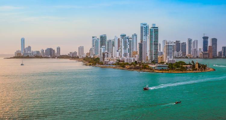 Horizon moderne au bord de l'océan.