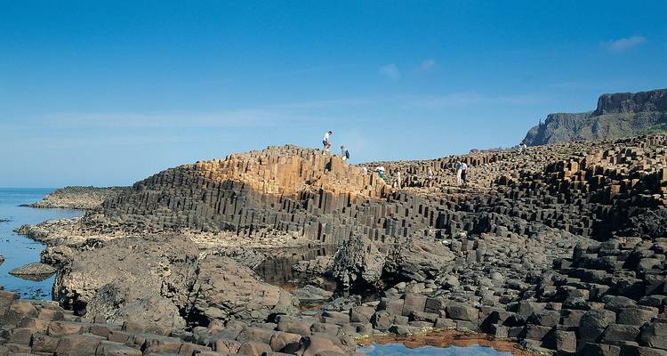 La Chaussée des Géants avec des touristes explorant le site.
