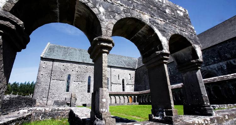 Ruines d'une ancienne abbaye avec des arches de pierre.