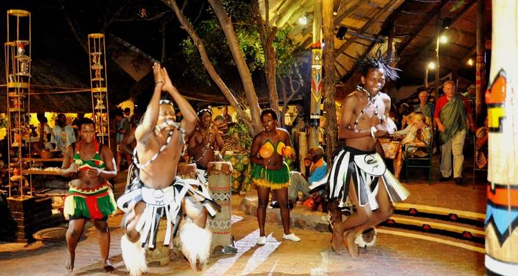 Groep mensen die traditionele dans uitvoeren in een culturele setting.