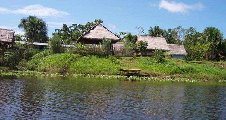 Pequeñas casas de pueblo junto a la orilla del río
