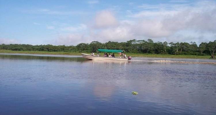 Lancha motora en un río con pasajeros