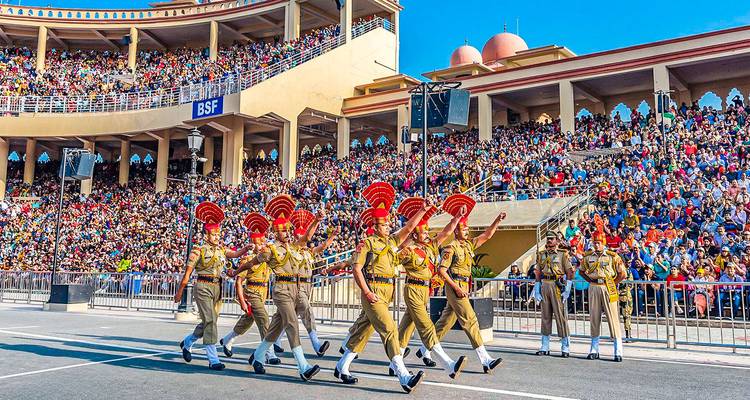 Desfile ceremonial con soldados uniformados.