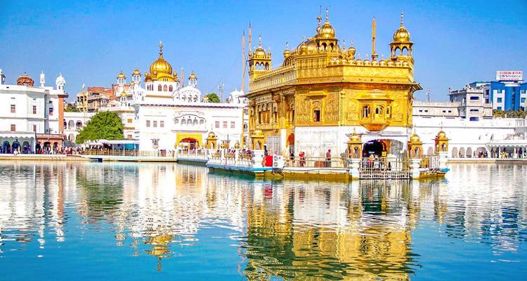 Templo Dorado con reflejos en el agua.