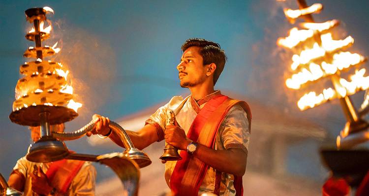 Hombre realizando un ritual ceremonial con fuego.