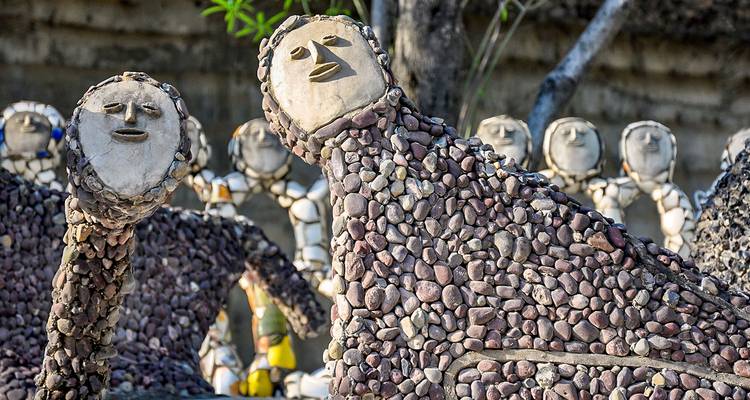 Esculturas de piedra de figuras con texturas de guijarros.