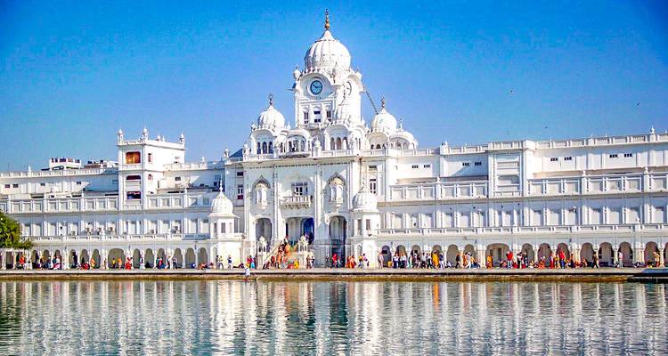 edificio blanco con techo abovedado junto al agua.