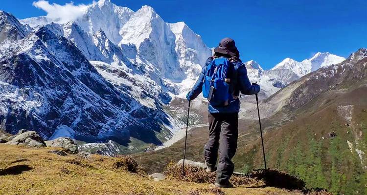 Excursionista con cordillera montañosa de fondo.