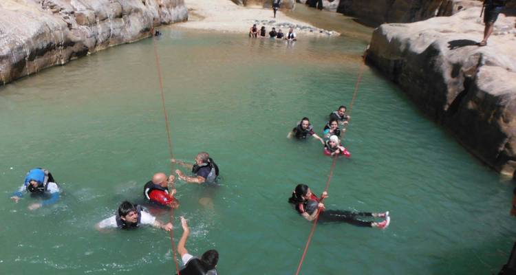 Menschen, die Wasseraktivitäten in einer Schlucht genießen.