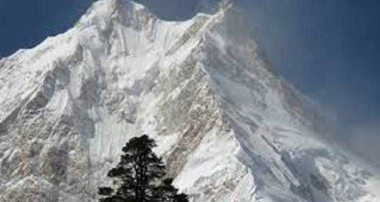 Nahaufnahme einer schneebedeckten Bergspitze.
