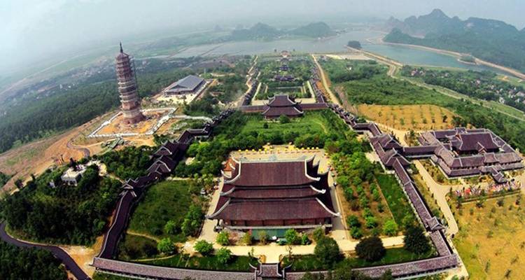 Luftaufnahme eines großen traditionellen Gebäudes mit Pagoden und Gärten.