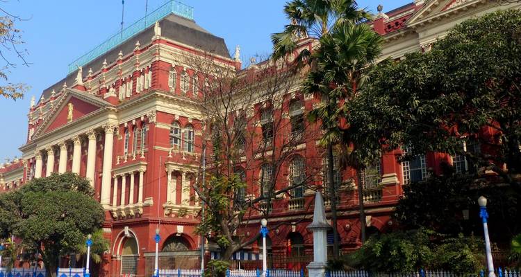 Koloniaal rood gebouw met palmbomen