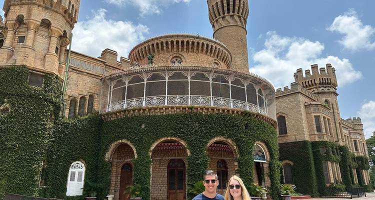 Paar steht vor einer historischen festungsähnlichen Struktur.