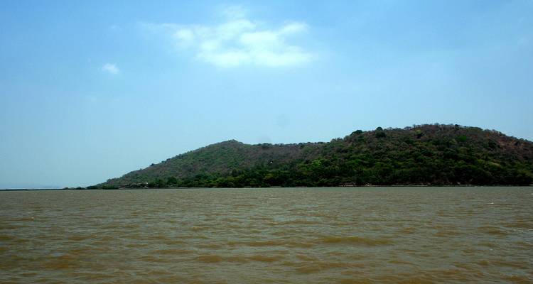 Paysage vallonné avec de l'eau au premier plan.