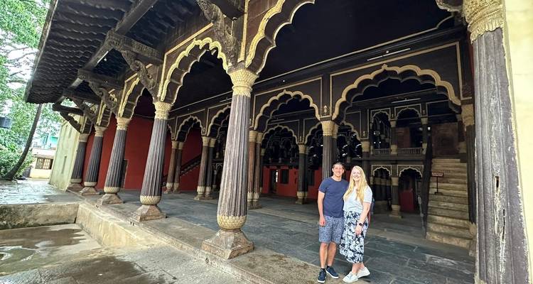 Een stel poseert bij de ingang van Tipu Sultan's zomerpaleis.