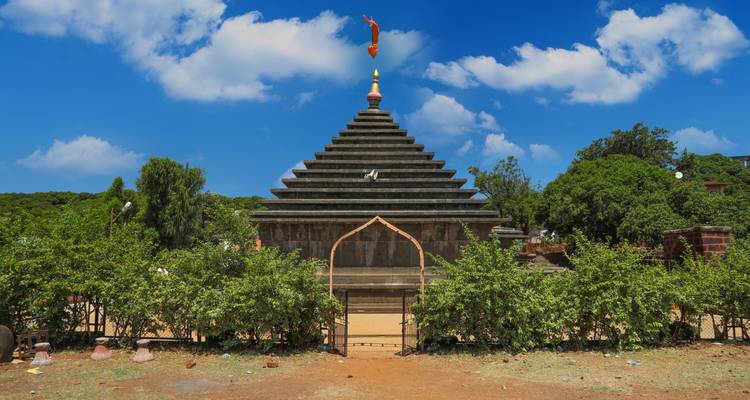 Structure de temple avec une flèche et des éléments décoratifs.