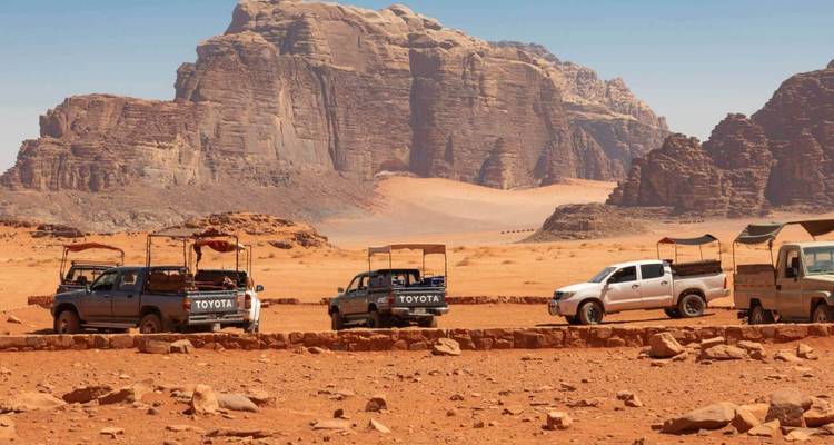 Lastwagen geparkt in einem Wüstengebiet im Wadi Rum.