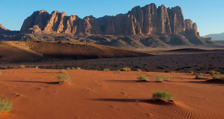 Weite Ansicht einer Wüstenlandschaft mit Bergen im Wadi Rum.