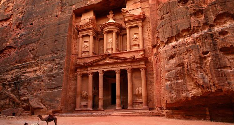 Die Schatzkammer in Petra, eine antike in den Fels gehauene Architektur.