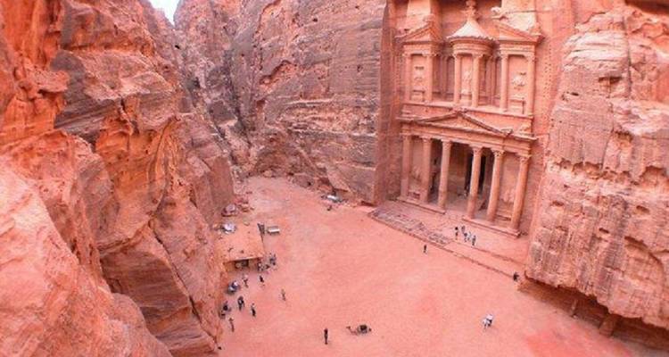 Die Schatzkammer aus der Vogelperspektive mit Menschen darunter.