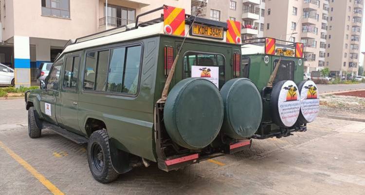 Safari voertuig geparkeerd op een parkeerplaats.