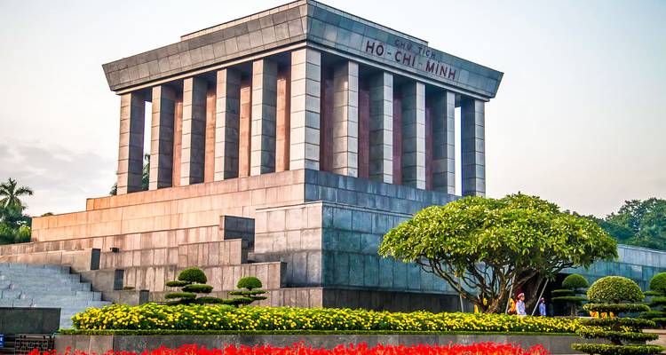 Ho Chi Minh Mausoleum met kleurrijke bloemen op de voorgrond.