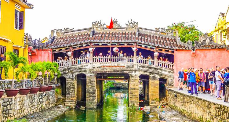 Een traditionele Japanse brug vol met toeristen.