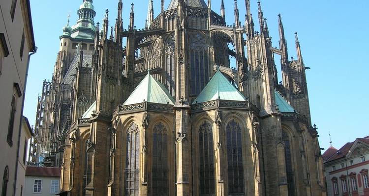 Gotische Apsis des Veitsdoms mit aufragenden Strebepfeilern und Kupferdächern in Prag.