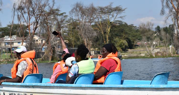 Touristen bei einer Bootsfahrt mit Schwimmwesten.