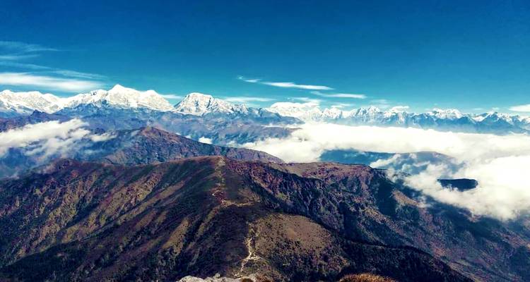 Panoramablick auf Bergkette mit Wolken.