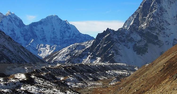Berglandschaft mit steilen Gipfeln.