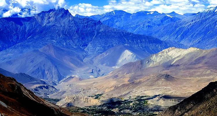 Ein atemberaubender Blick auf Gebirgsketten mit klarem Himmel und einem Tal.