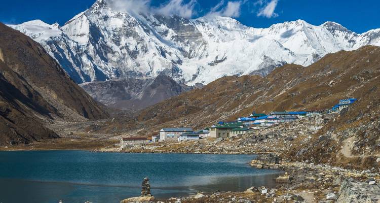 Afgelegen nederzetting aan een meer in de bergen.