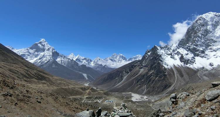 Bergachtig landschap met heldere blauwe lucht.