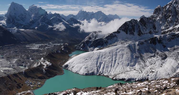 Panoramisch uitzicht op bergen en gletsjermeer.