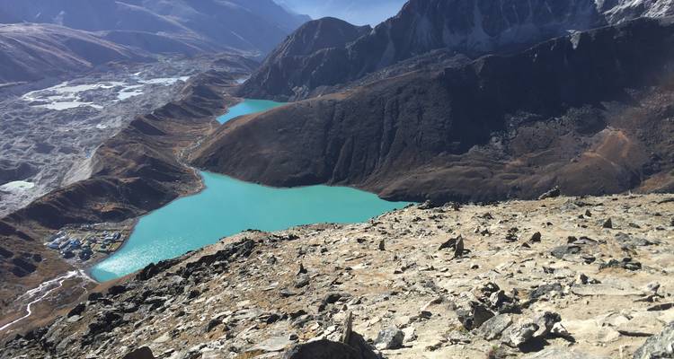 Luchtfoto van een bergmeer.