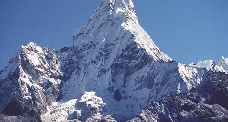 Close-up van de Ama Dablam piek bedekt met sneeuw.