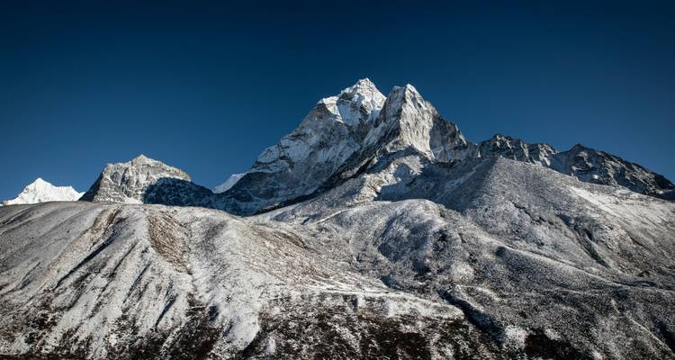 Prachtig uitzicht op de berg Ama Dablam met heldere lucht.