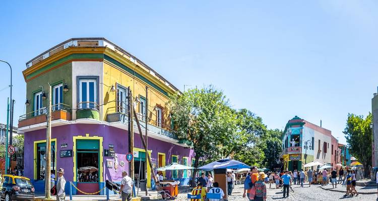 Marché de rue animé avec des bâtiments colorés à Buenos Aires.