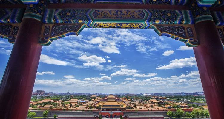 Vista panorámica de los tejados de la Ciudad Prohibida enmarcada por vigas de pabellones coloridas