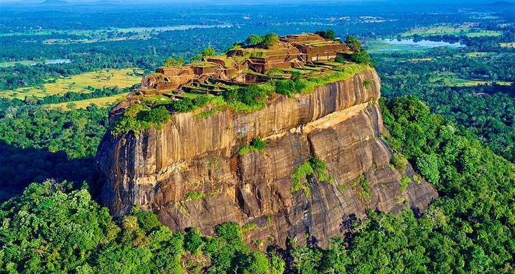 Forteresse de Sigiriya entourée d'une forêt luxuriante.