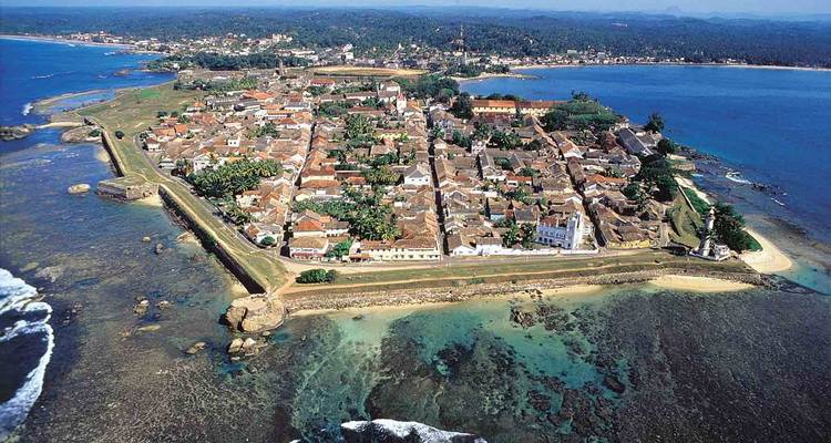 Vista aérea de la histórica ciudad amurallada de Galle rodeada de aguas oceánicas azules