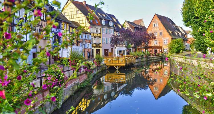 Een pittoresk kanaal met kleurrijke gebouwen en bloemen.