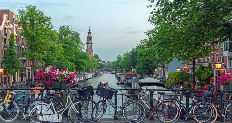 Scène van fietsen op een brug over een gracht in Amsterdam.