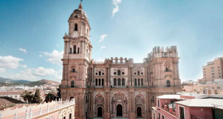 La gran fachada de piedra y el campanario de la Catedral de Málaga dominan el centro histórico de la ciudad.