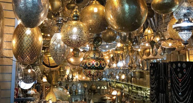 Winkel gevuld met hangende sierlijke lantaarns die een warm, gloeiend effect creëren.