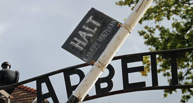 Close-up van het entreebord bij Auschwitz.