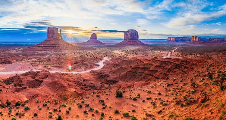 Monument Valley avec ses formations rocheuses emblématiques au lever du soleil.