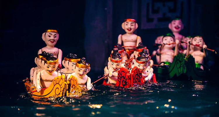 Waterpoppenkast die optreedt op het podium met levendige kleuren.